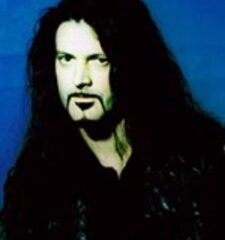 NEVERMORE: basgitarista sa zotavuje po operácii
